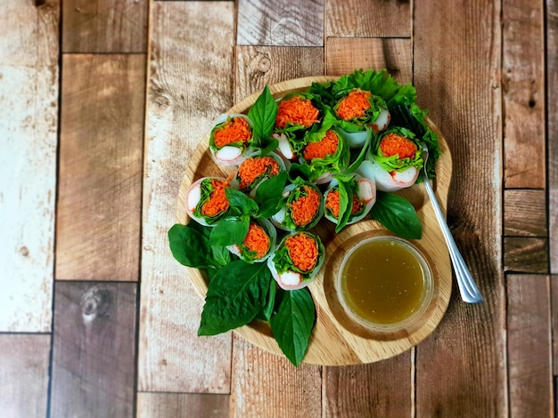 Enveloppes de riz aux légumes frais avec sauce aux fruits de mer. Le menu apéritif thaïlandais est une nourriture saine.