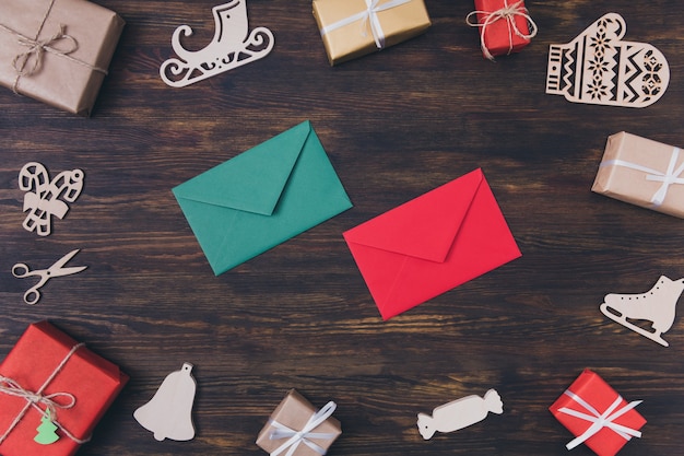 Enveloppes rouges et vertes et décorations de Noël