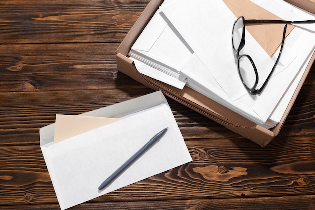 Enveloppes sur table en bois