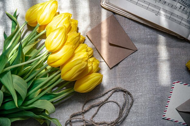 Enveloppes de tulipes jaunes à plat et notes de musique