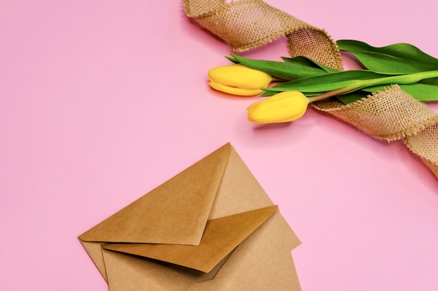 Enveloppes et tulipes.