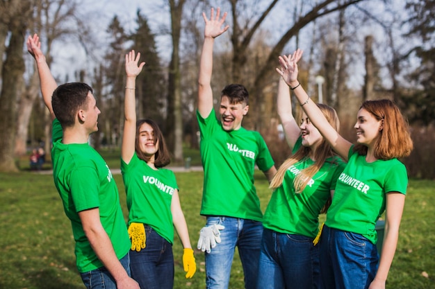 Photo environnement et concept de bénévolat avec un groupe de personnes