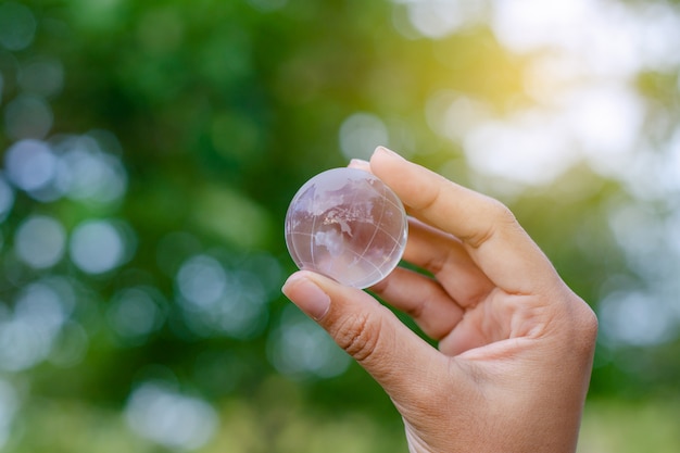 Environnement Jour de la Terre Le monde est entre les mains d&#39;une jeune fille.