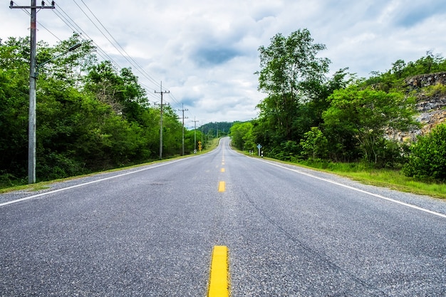 Environnement naturel de route d'autoroute à la campagne