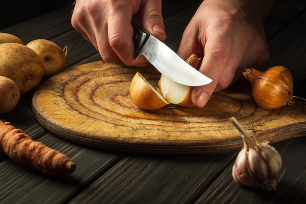 Environnement de travail dans la cuisine pendant la préparation du déjeuner chef