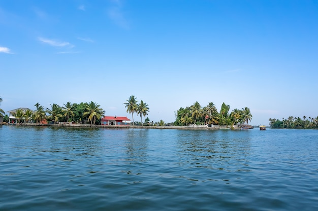 Les environs pittoresques des backwaters du Kerala, en Inde. Des palmiers à l'horizon Entre ciel et eau.