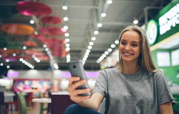 Envoyer des SMS sur le smartphone dans une terrasse de restaurant