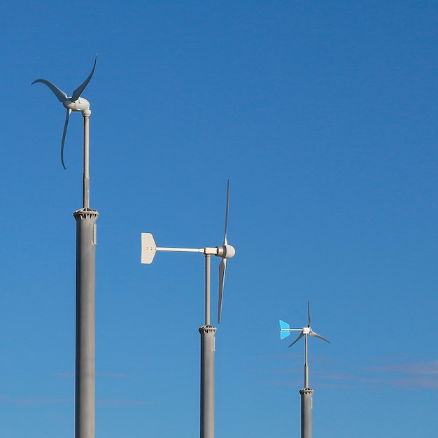 Photo Éolienne à axe horizontal trois éoliennes différentes moulin à vent énergie moderne du futur