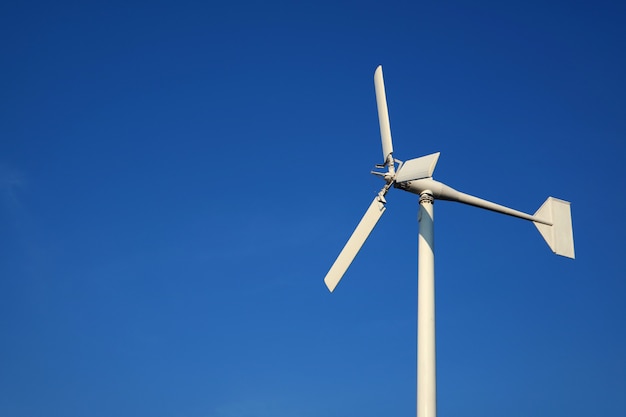 Une éolienne blanche pure contre le ciel bleu ensoleillé vif, Thaïlande