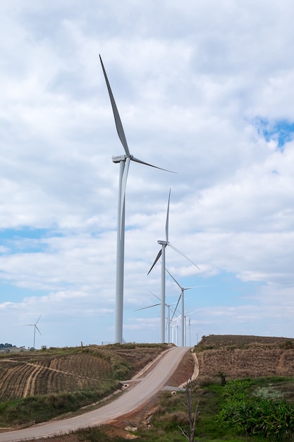 éolienne et ciel bleu