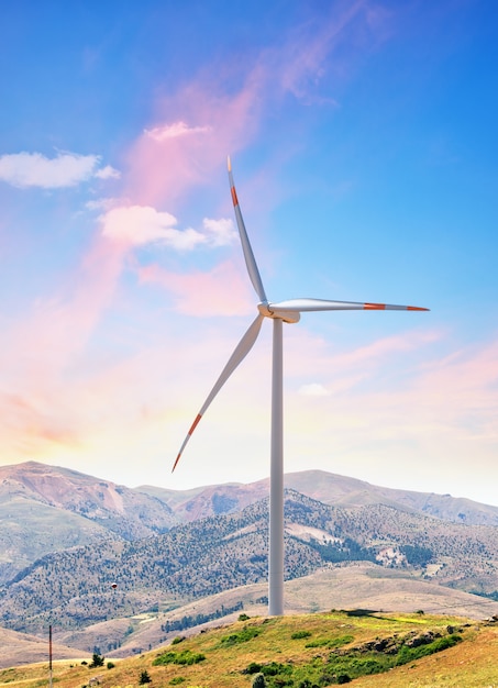 Éolienne Sur Colline Sur Fond De Ciel De L'aube