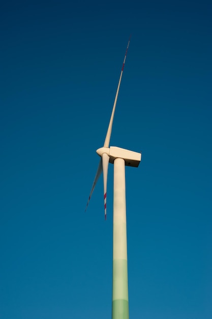 Éolienne dans sur fond de ciel bleu