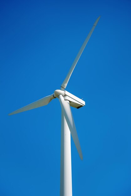 Photo Éolienne sur fond de ciel bleu