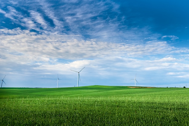 Éolienne sur le terrain.