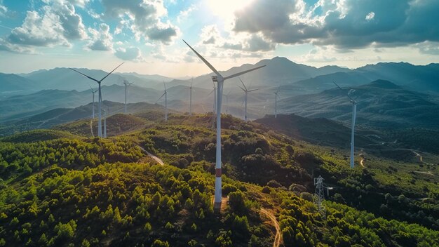 des éoliennes au sommet d'une montagne avec le soleil qui brille à travers les nuages