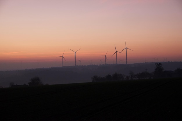 Photo les éoliennes contre le ciel