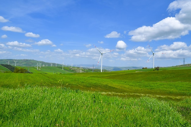 Photo les éoliennes dans la campagne des apulées en italie