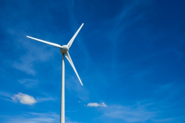 Éoliennes dans le ciel