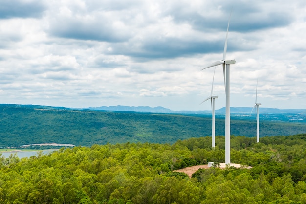 Éoliennes En Pleine Nature, Ciel De Gorges Et Arbres