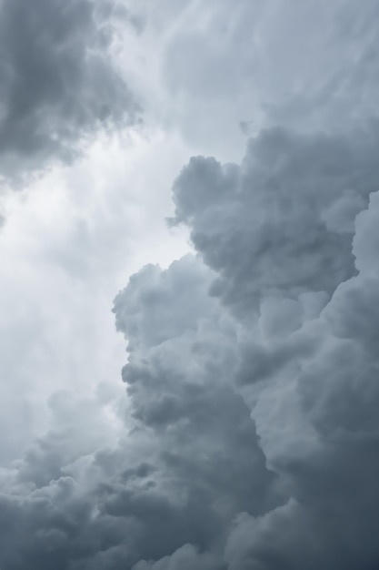 D'épais nuages d'orage se rassemblent de façon sinistre jetant une ombre sur le paysage