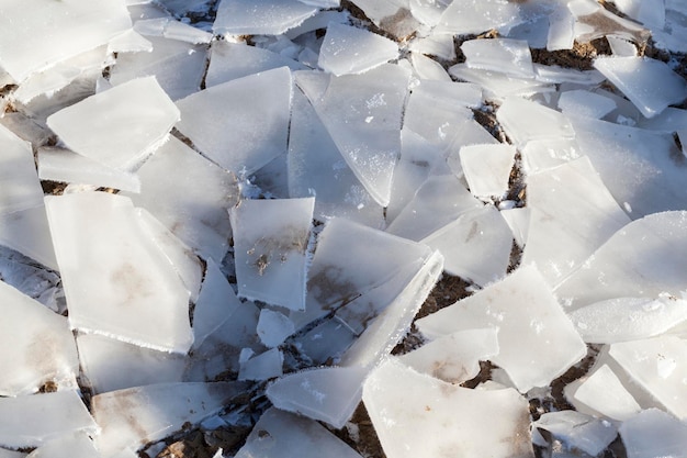 Une épaisse couche de glace s'est formée sur le territoire du champ après les pluies et les gelées glace sale pendant la saison hivernale