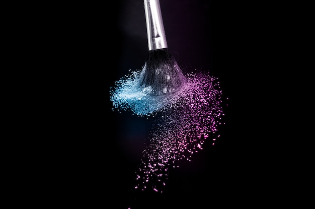 épandage de poudre cosmétique océan violet et bleu