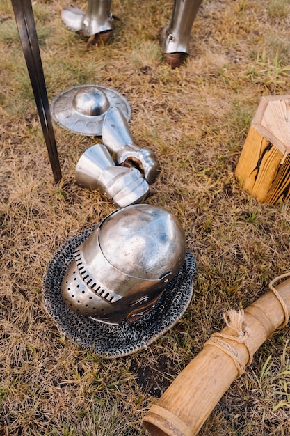 Épée de casque de chevalier et corne de bataille au sol