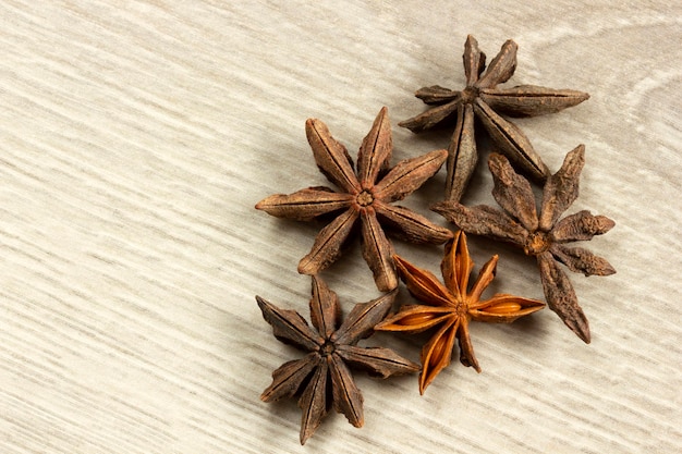 Photo Épice exotique d'anis d'étoile sur une table en bois