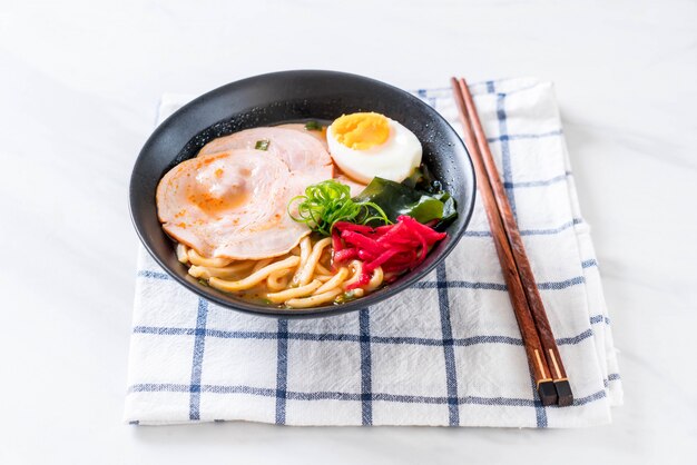 épicé miso udon ramen nouilles au porc