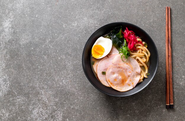 épicé miso udon ramen nouilles au porc