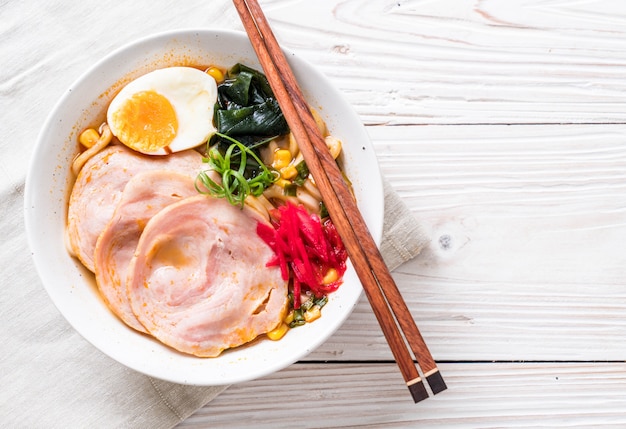 épicé miso udon ramen nouilles au porc