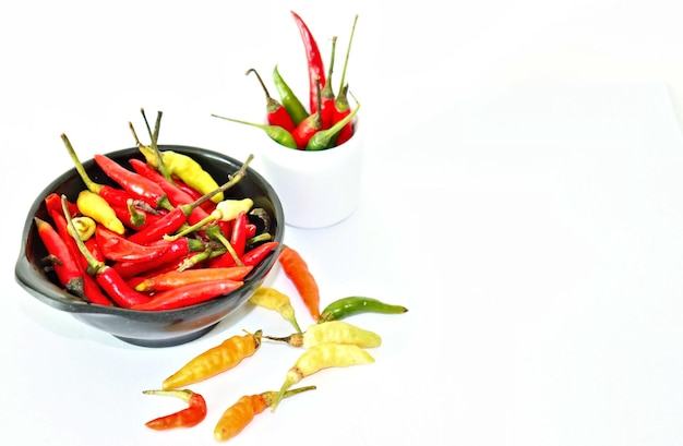 Épices chaudes, ingrédients aromatiques de piment sur fond blanc