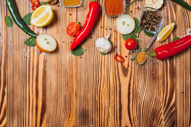 Épices et herbes sur une surface en bois saine ou concept de cuisine.