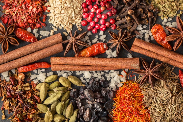 Épices indiennes aromatiques sur une ardoise grise