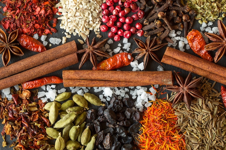 Photo épices indiennes aromatiques sur fond gris ardoise