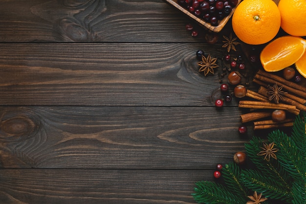 Photo Épices de noël pour les boissons et la cuisine sur table en bois