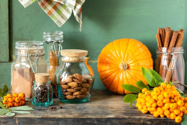 Épices pour faire des pâtisseries d'automne maison sur fond sombre, rustique.