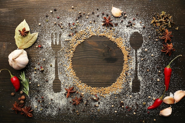 Les épices sur la table avec la silhouette des couverts en gros plan