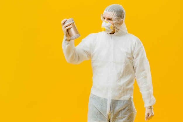 épidémiologiste, sur, vêtements protecteurs, tenue, récipient