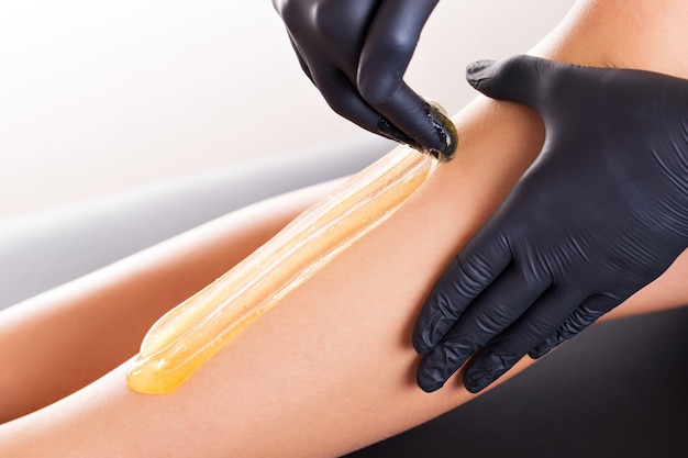 Epilation sur une jambe féminine