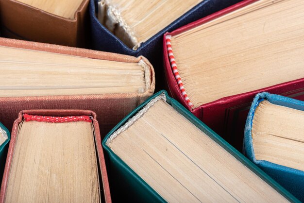 Les épines des vieux livres se ferment comme un concept de connaissance de fond