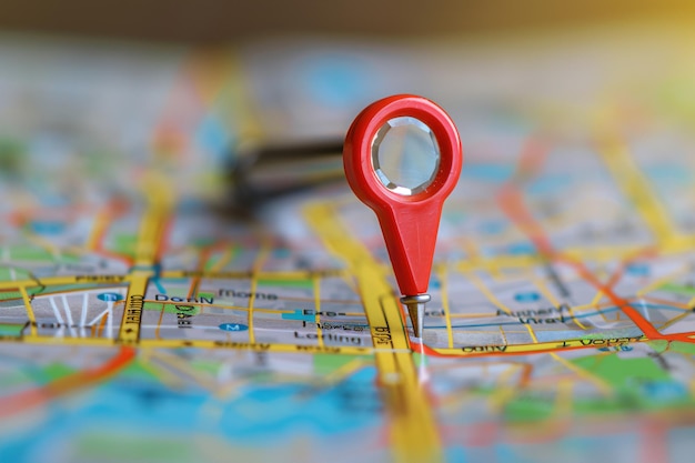 Une épingle rouge marquant un emplacement spécifique sur une carte de la ville pour la planification du voyage et la navigation