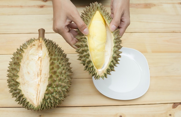 Photo Épluchage des fruits mûrs durian