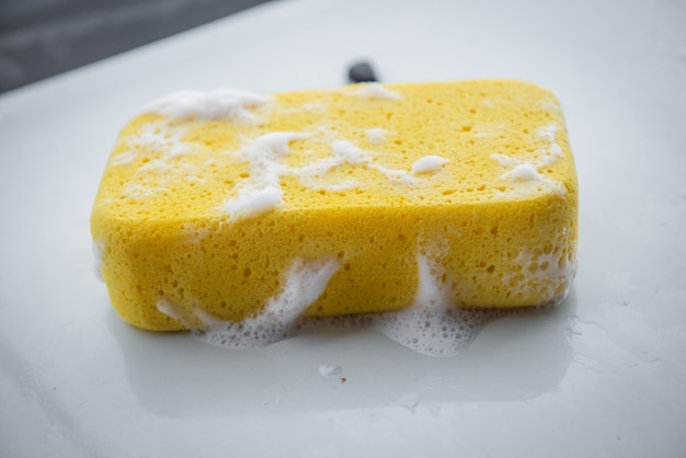 Photo Éponge jaune pour le lavage de voiture