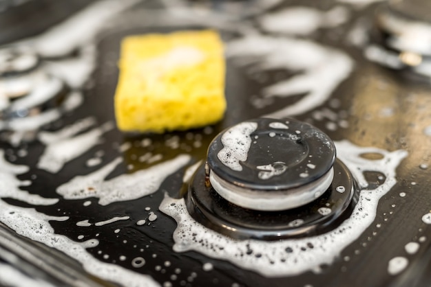 Nettoyage Dans La Pierre à Gaz De Cuisine Avec Mousse Et éponge. équipement  Domestique Pour Un Mode De Vie Sain