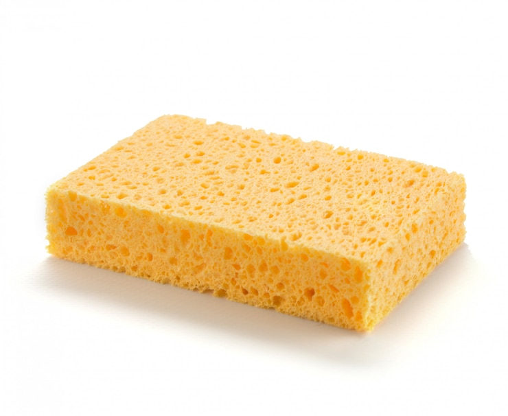 Photo éponge pour laver les surfaces sur blanc