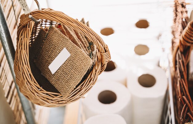 éponge à vaisselle sur fond avec du papier toilette dans une boîte en carton dans un magasin sans plastique