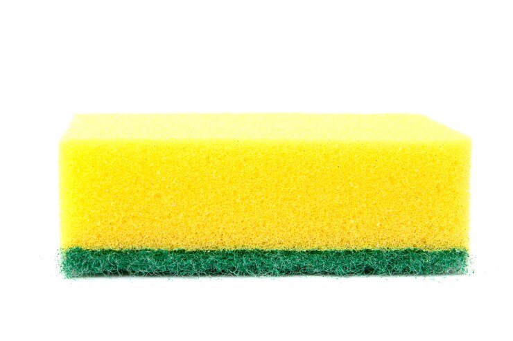 Éponge à vaisselle jaune sur fond blanc isolé libre