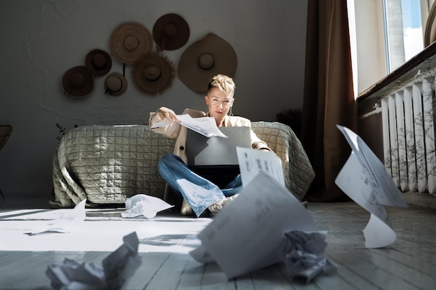 L'épuisement professionnel le stress chronique au travail l'épuisement en colère stressé jeune femme travaillant sur un ordinateur portable