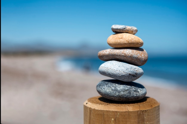 équilibre et beauté dans une forme pyramidale pierres placées en équilibre face à la mer